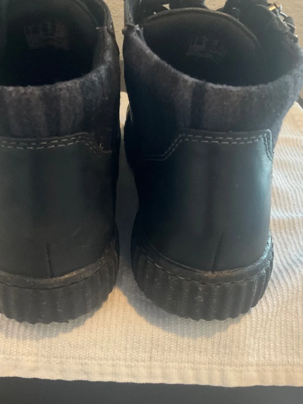 Black ankle leather ankle boot with side zipper